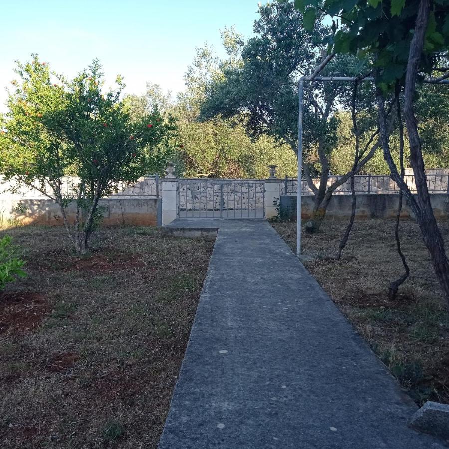 My Mediterranean Villa With Huge Garden And Own Parking Лумбарда Екстериор снимка